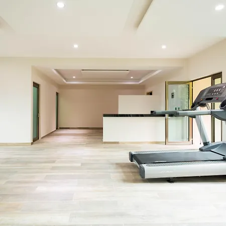 Palmarena Rooms & Residences - Long Stay Comfort With Parking, Sauna, Gym & Pool - Steps From 5Th Avenue